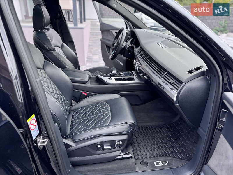 Позашляховик / Кросовер Audi Q7 2017 в Рівному