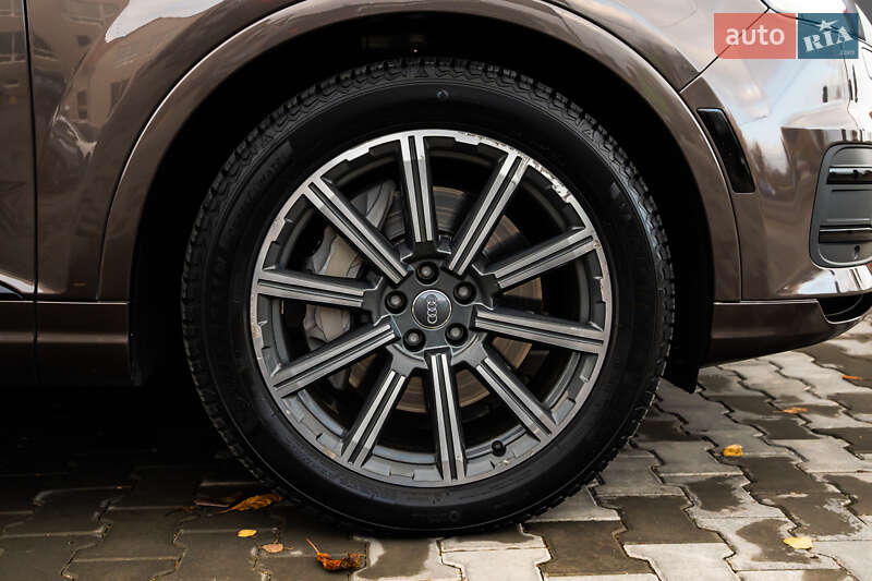 Позашляховик / Кросовер Audi Q7 2017 в Луцьку