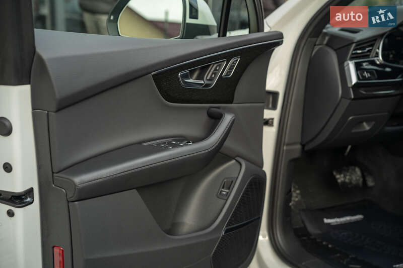 Позашляховик / Кросовер Audi Q7 2020 в Чернівцях