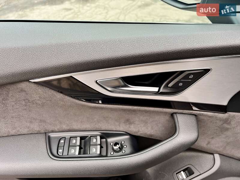 Позашляховик / Кросовер Audi Q7 2016 в Києві