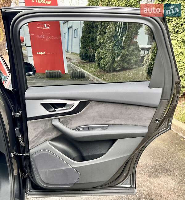 Позашляховик / Кросовер Audi Q7 2016 в Києві