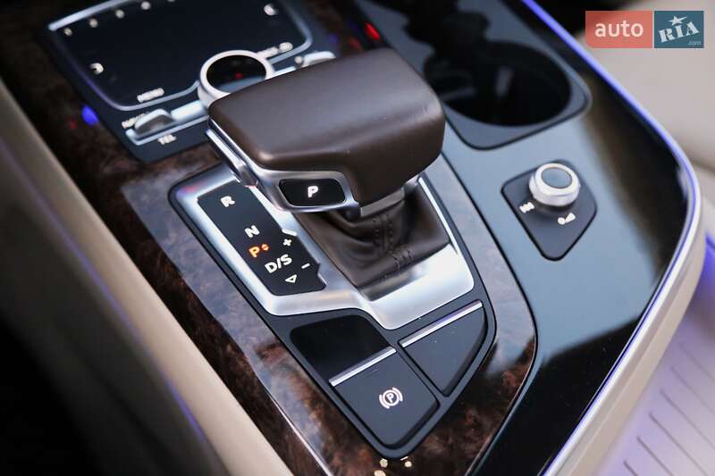 Позашляховик / Кросовер Audi Q7 2016 в Києві