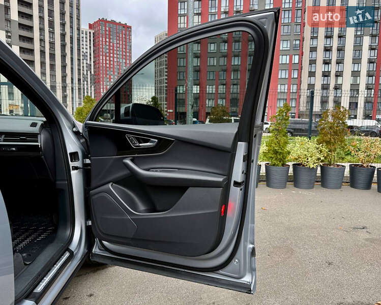 Позашляховик / Кросовер Audi Q7 2017 в Києві