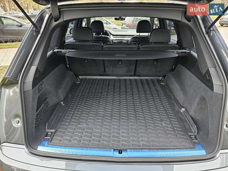 Внедорожник / Кроссовер Audi Q7 2019 в Киеве