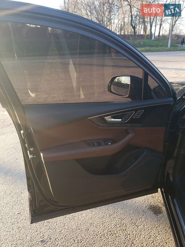 Позашляховик / Кросовер Audi Q7 2016 в Чуднові