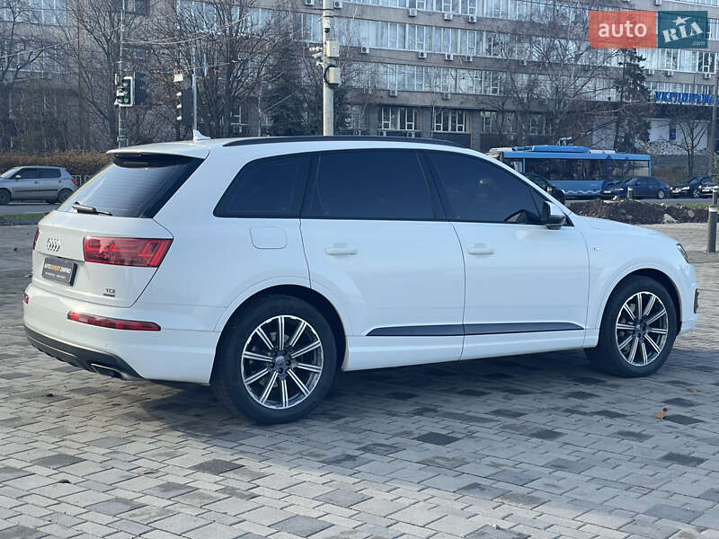 Позашляховик / Кросовер Audi Q7 2017 в Дніпрі