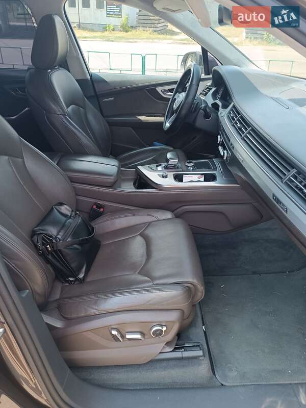 Позашляховик / Кросовер Audi Q7 2016 в Новому Бузі