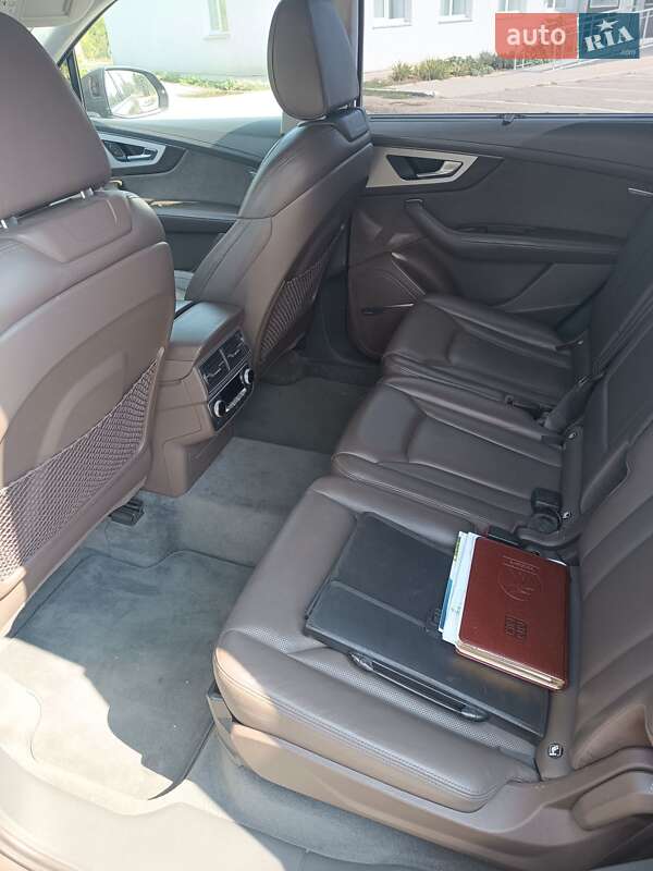 Позашляховик / Кросовер Audi Q7 2016 в Новому Бузі