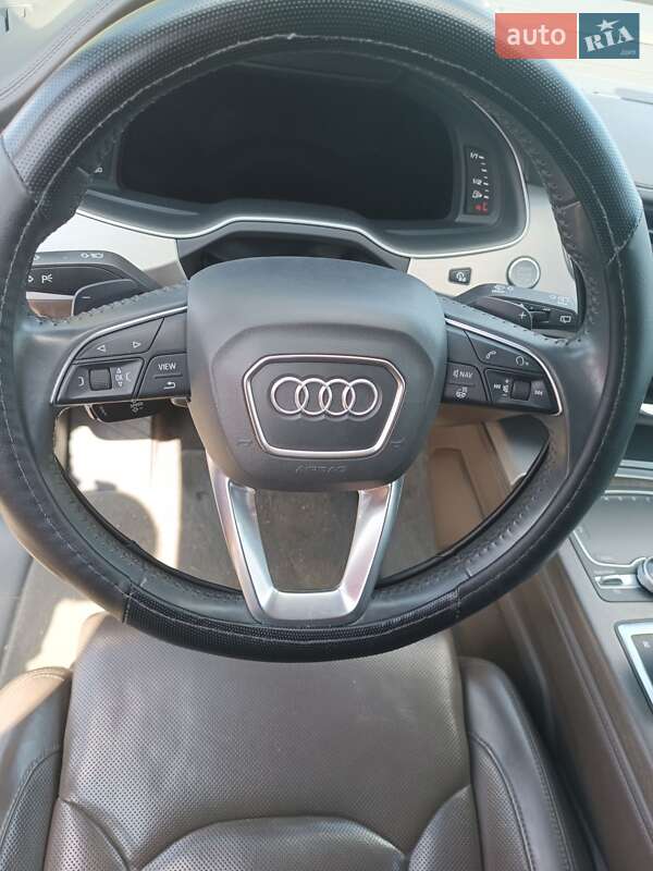 Позашляховик / Кросовер Audi Q7 2016 в Новому Бузі