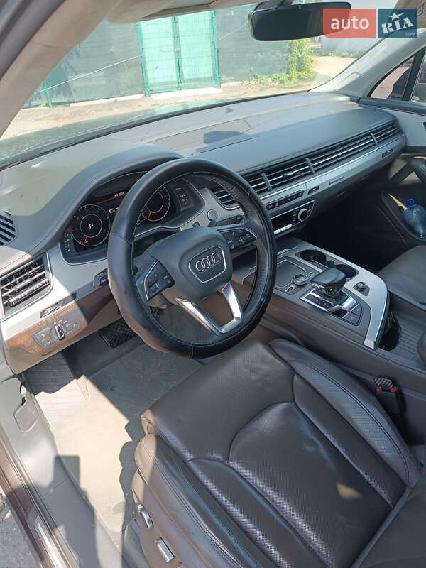 Позашляховик / Кросовер Audi Q7 2016 в Новому Бузі