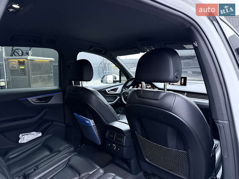 Позашляховик / Кросовер Audi Q7 2017 в Іршаві