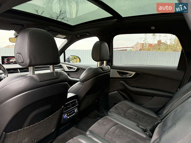 Внедорожник / Кроссовер Audi Q7 2015 в Ужгороде