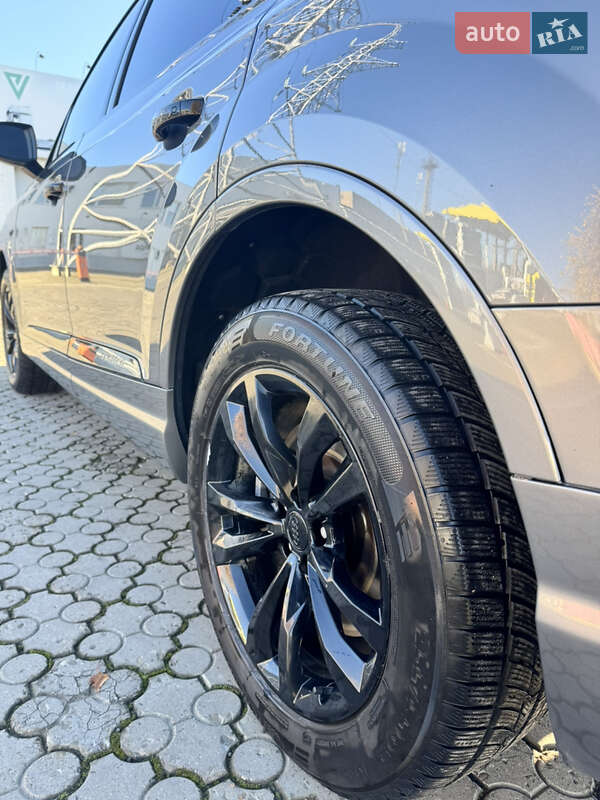 Позашляховик / Кросовер Audi Q7 2016 в Чернівцях