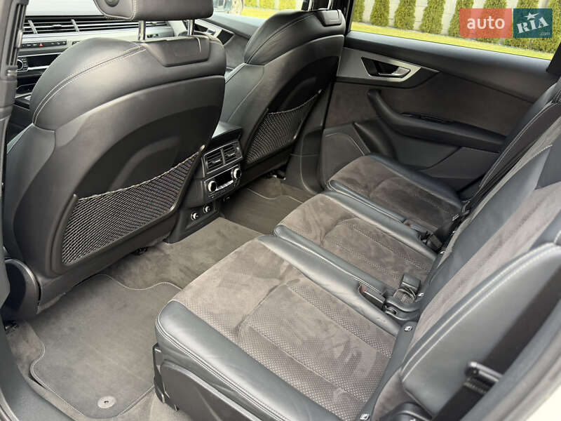 Позашляховик / Кросовер Audi Q7 2017 в Рівному