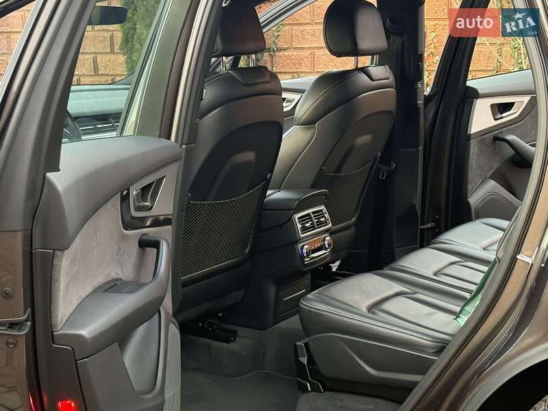 Внедорожник / Кроссовер Audi Q7 2017 в Ровно