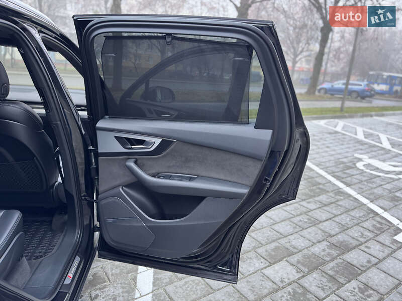 Внедорожник / Кроссовер Audi Q7 2017 в Ровно