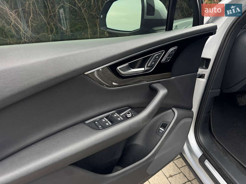 Позашляховик / Кросовер Audi Q7 2017 в Стрию