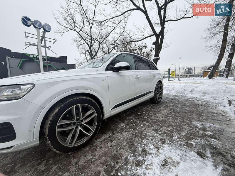 Внедорожник / Кроссовер Audi Q7 2017 в Костополе