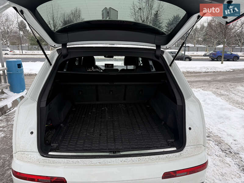 Внедорожник / Кроссовер Audi Q7 2017 в Костополе