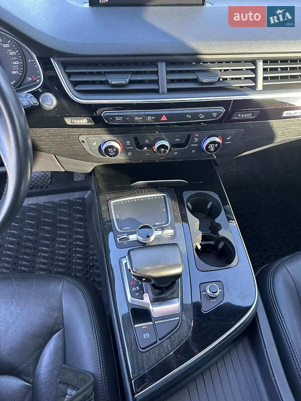 Внедорожник / Кроссовер Audi Q7 2017 в Нововолынске