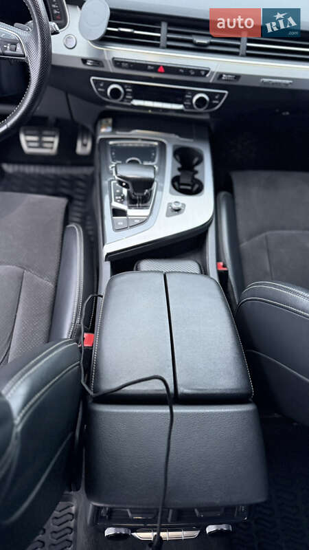 Внедорожник / Кроссовер Audi Q7 2016 в Новояворовске