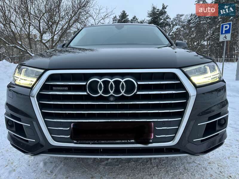 Внедорожник / Кроссовер Audi Q7 2017 в Нетешине