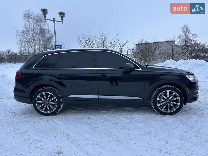 Внедорожник / Кроссовер Audi Q7 2017 в Нетешине