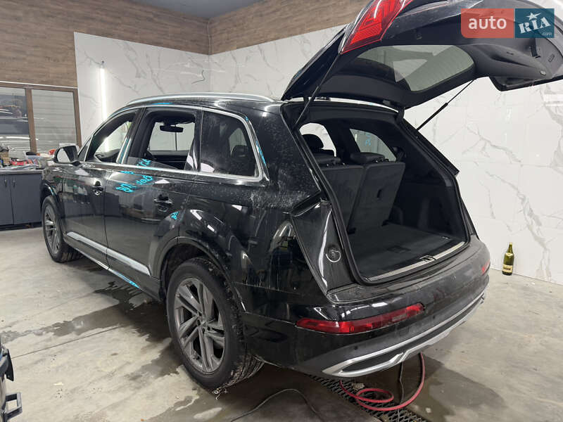 Внедорожник / Кроссовер Audi Q7 2020 в Новояворовске