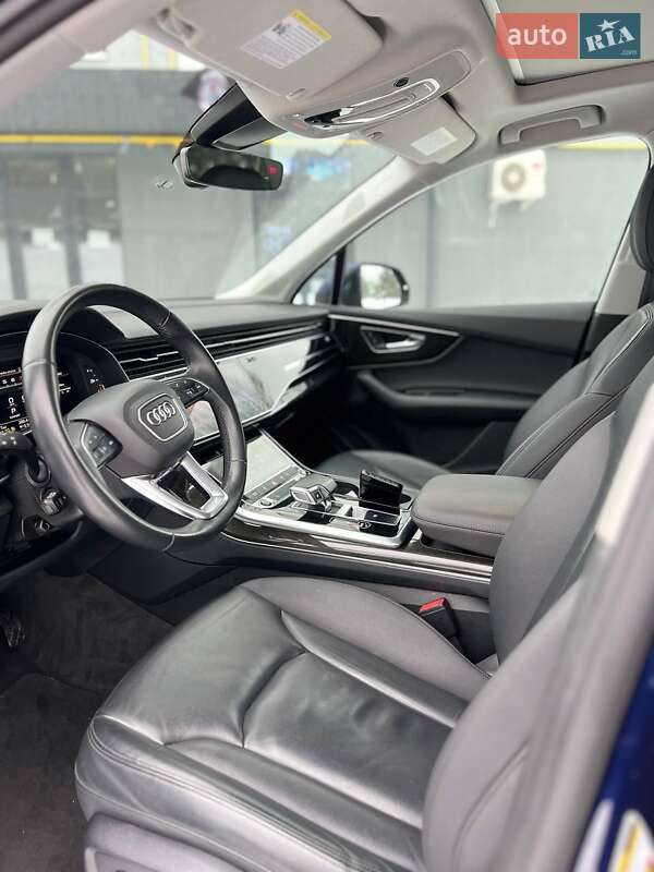 Внедорожник / Кроссовер Audi Q7 2022 в Новояворовске