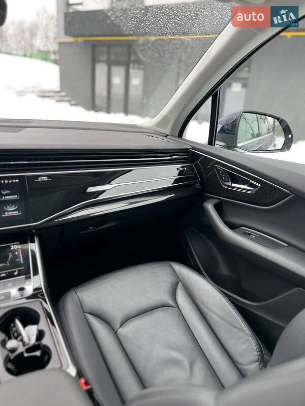 Внедорожник / Кроссовер Audi Q7 2022 в Новояворовске