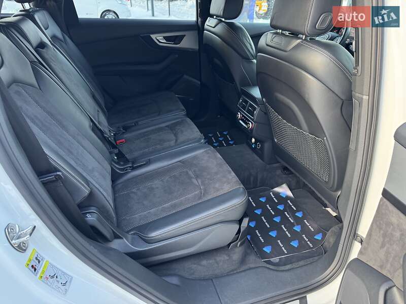 Внедорожник / Кроссовер Audi Q7 2017 в Ровно