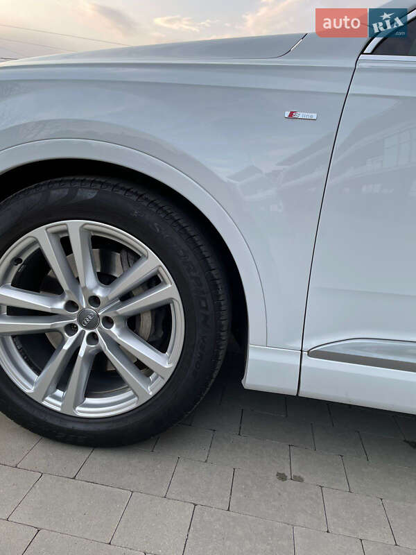 Позашляховик / Кросовер Audi Q7 2015 в Ужгороді