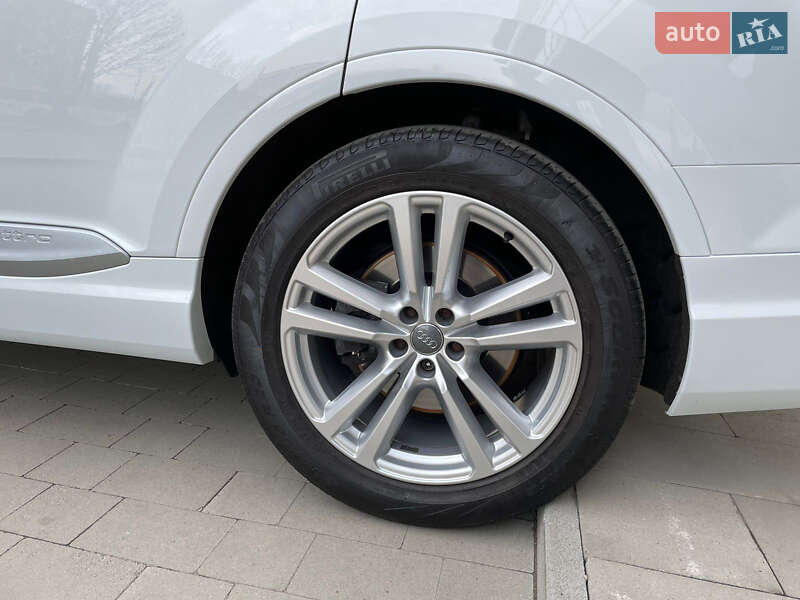 Позашляховик / Кросовер Audi Q7 2015 в Ужгороді
