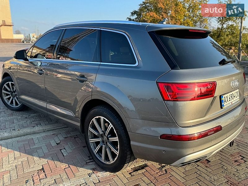 Позашляховик / Кросовер Audi Q7 2015 в Краснограді