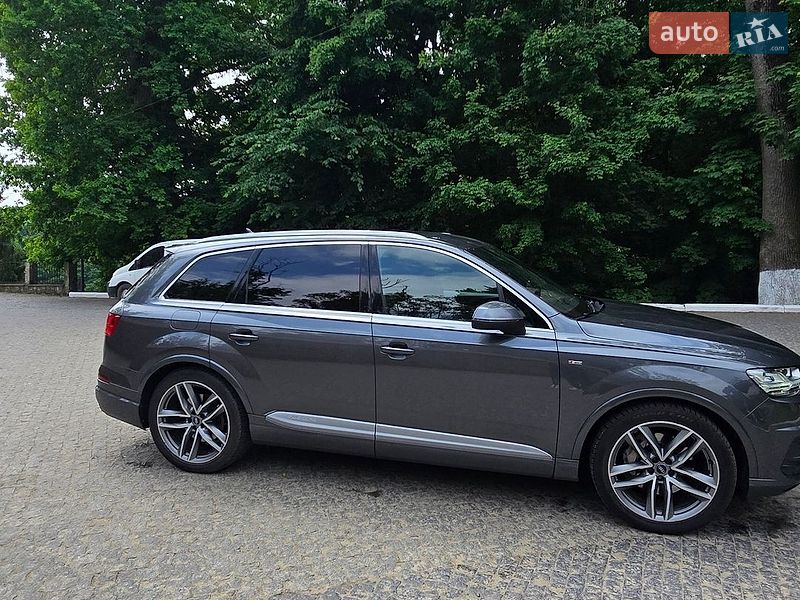 Позашляховик / Кросовер Audi Q7 2017 в Чернівцях