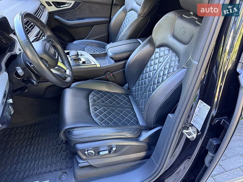 Позашляховик / Кросовер Audi Q7 2017 в Рівному
