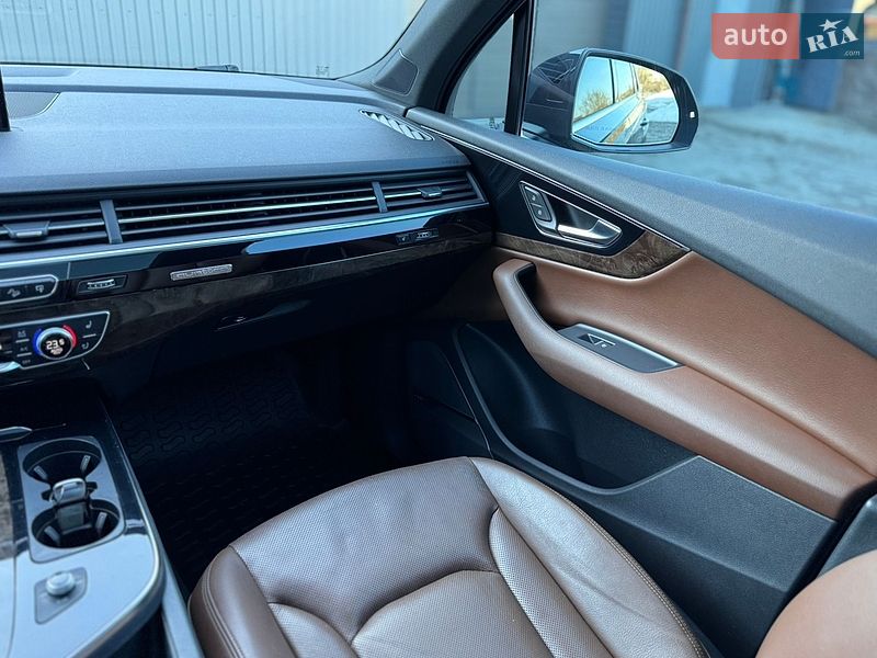 Позашляховик / Кросовер Audi Q7 2016 в Сарнах