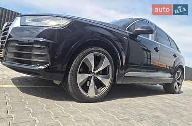 Позашляховик / Кросовер Audi Q7 2015 в Ужгороді