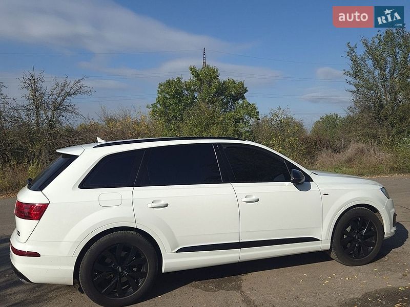 Внедорожник / Кроссовер Audi Q7 2017 в Кривом Роге