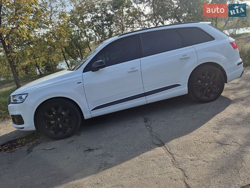 Внедорожник / Кроссовер Audi Q7 2017 в Кривом Роге