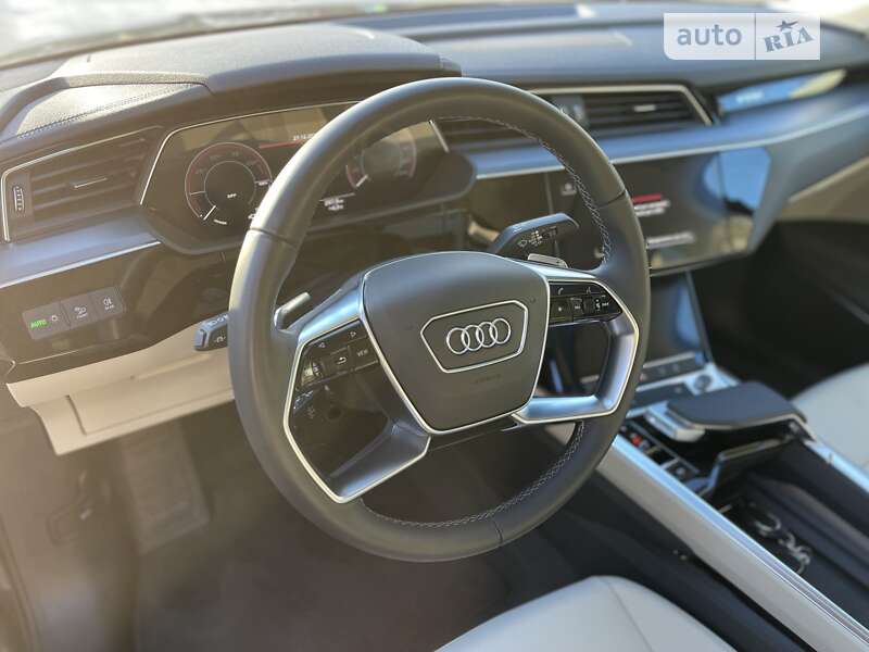 Позашляховик / Кросовер Audi Q8 e-tron 2023 в Хмельницькому