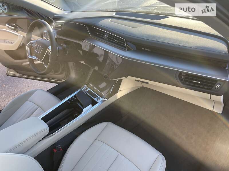 Позашляховик / Кросовер Audi Q8 e-tron 2023 в Хмельницькому