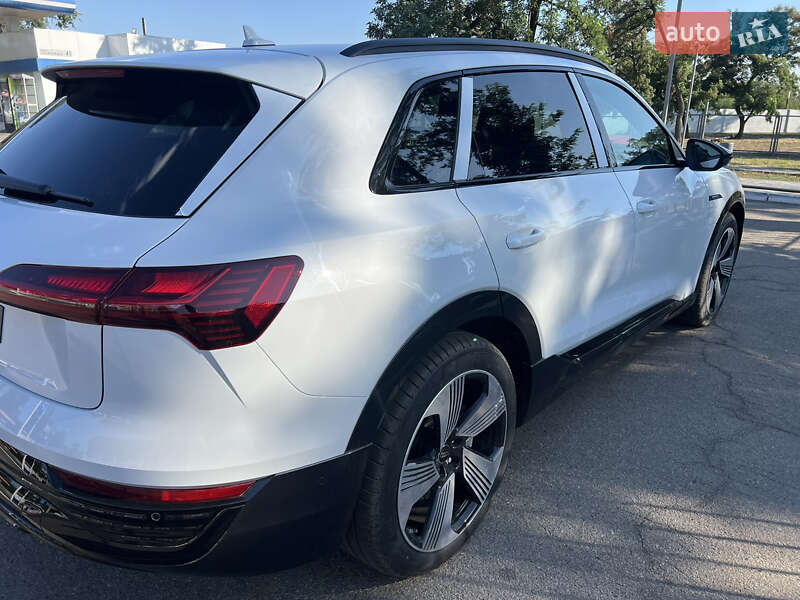Позашляховик / Кросовер Audi Q8 e-tron 2023 в Дніпрі