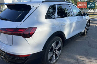 Позашляховик / Кросовер Audi Q8 e-tron 2023 в 