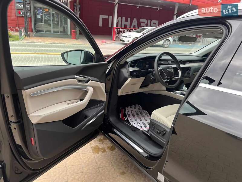 Позашляховик / Кросовер Audi Q8 e-tron 2023 в Львові
