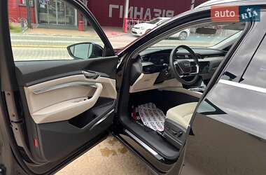 Позашляховик / Кросовер Audi Q8 e-tron 2023 в 