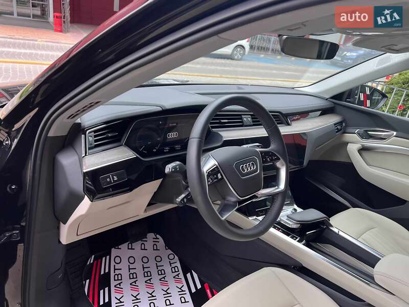 Позашляховик / Кросовер Audi Q8 e-tron 2023 в Львові