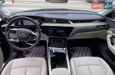 Позашляховик / Кросовер Audi Q8 e-tron 2023 в 