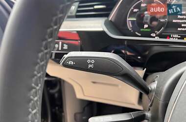 Позашляховик / Кросовер Audi Q8 e-tron 2023 в 