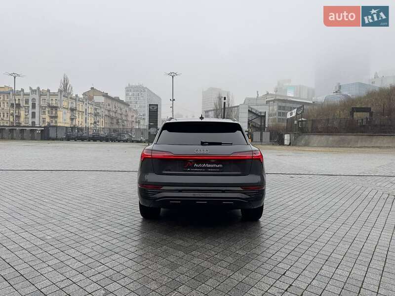 Позашляховик / Кросовер Audi Q8 e-tron 2023 в Києві